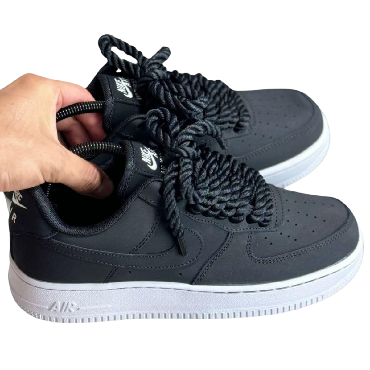 COMPRAR ZAPATILLAS NIKE AIR FORCE 1 AF1 HOMBRE Y MUJER: Encuentra Tu Par Ideal en Onlineshoppingcenterg. Las ZAPATILLAS NIKE AIR FORCE 1 AF1 HOMBRE Y MUJER son más que un simple calzado: son un ícono de estilo, comodidad y durabilidad. En Onlineshoppingcenterg, te ofrecemos una amplia variedad de estos modelos legendarios, para que encuentres el par perfecto que combine con tu estilo y necesidades. Si buscas las mejores opciones y precios, ¡aquí te contamos todo lo que necesitas saber para elegir las tuyas!  ¿Por Qué Elegir las Zapatillas Nike Air Force 1? Los Nike Air Force 1 se han destacado desde su lanzamiento en 1982, gracias a su diseño clásico, su comodidad y su resistencia. La tecnología de amortiguación Nike Air los convierte en una elección ideal para cualquier actividad, desde caminar en la ciudad hasta un estilo casual diario. Tanto para hombres como para mujeres, estas zapatillas ofrecen opciones en una amplia variedad de colores y estilos, desde el clásico Air Force 1 blanco hasta modelos personalizados.  Variedad de Modelos para Hombres y Mujeres Nike Air Force 1 Hombre: Diseños sólidos y sofisticados, en colores clásicos como Air Force 1 blancas y negras. Ideales para un look casual y moderno. Air Force 1 Mujer: Diseños frescos y variados, en tonos que van desde el blanco clásico hasta opciones como el Nike Air Force 1 Shadow Mujer, perfecto para un estilo juvenil y actual. Además, en Onlineshoppingcenterg encontrarás modelos como el Nike Air Force 1 '07 LV8, con acabados premium y detalles únicos que destacan en cualquier situación.  Características Clave de las Zapatillas Nike Air Force 1 1. Comodidad Insuperable Gracias a su sistema de amortiguación Nike Air, las zapatillas Nike Air Force 1 ofrecen una comodidad duradera, absorbiendo el impacto y permitiéndote caminar por largas horas sin molestias. Esto es especialmente valorado en el Nike Air Force 1 '07, ideal para el uso diario.